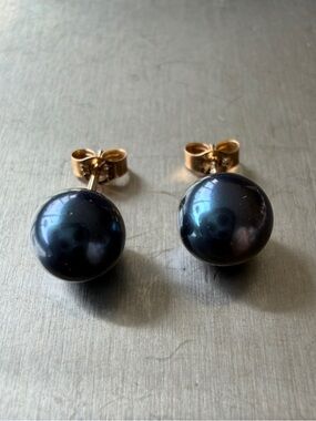 Solid 14K gold stud earrings with natural Black Tahitian (?) pearls